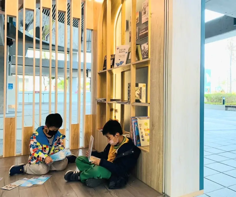 ▲小朋友在微型圖書館享受閱讀時光(圖／中捷提供2024.1.20)