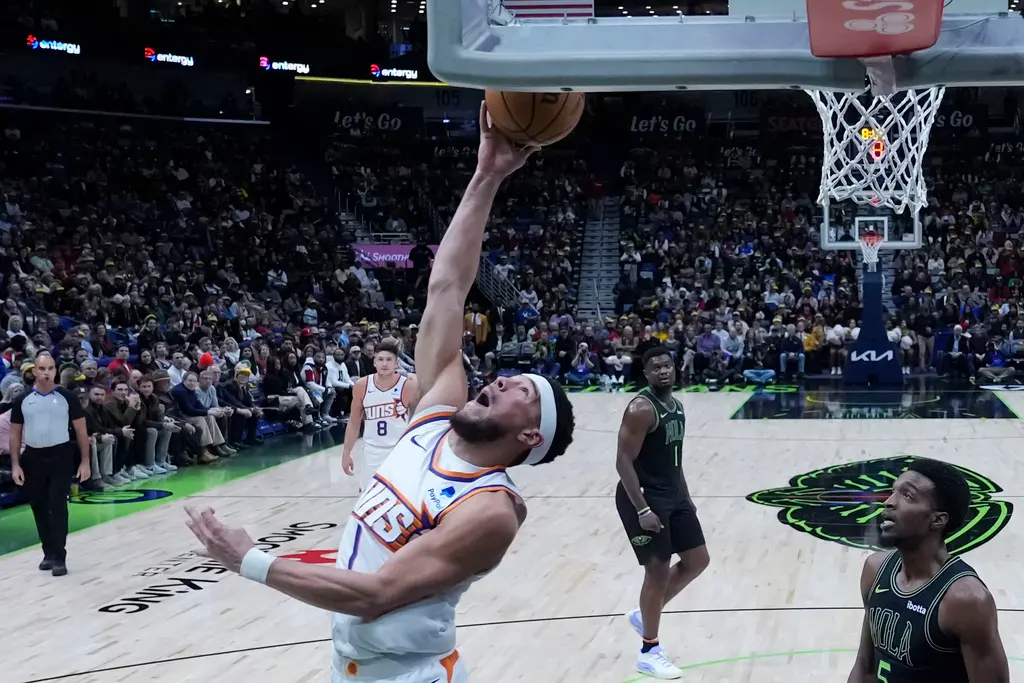 ▲太陽Devin Booker轟下52分，率領太陽以123:109戰勝鵜鶘。（圖／美聯社／達志影像）