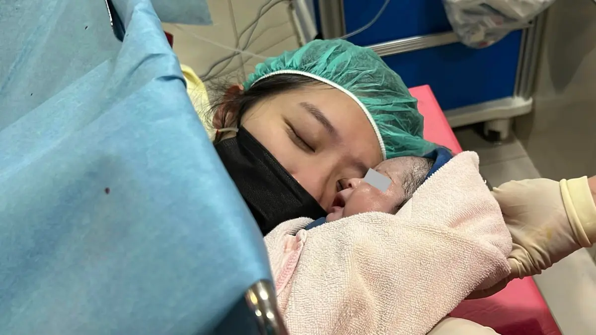 ▲洪詩順利誕下女寶寶，與老公李運慶都哭成淚人兒。（圖／翻攝自洪詩臉書）