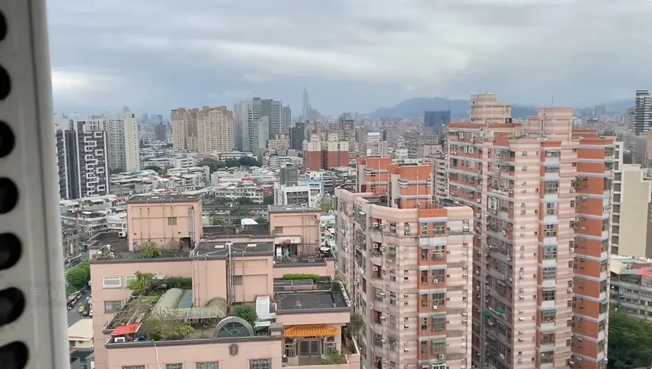 ▲夾娃娃台主YouTuber「海海」近期在新北市中和區，買下高樓層小套房，陽台可遠眺台北101大樓，景觀超好。（圖／YouTube頻道「海海人生」授權）