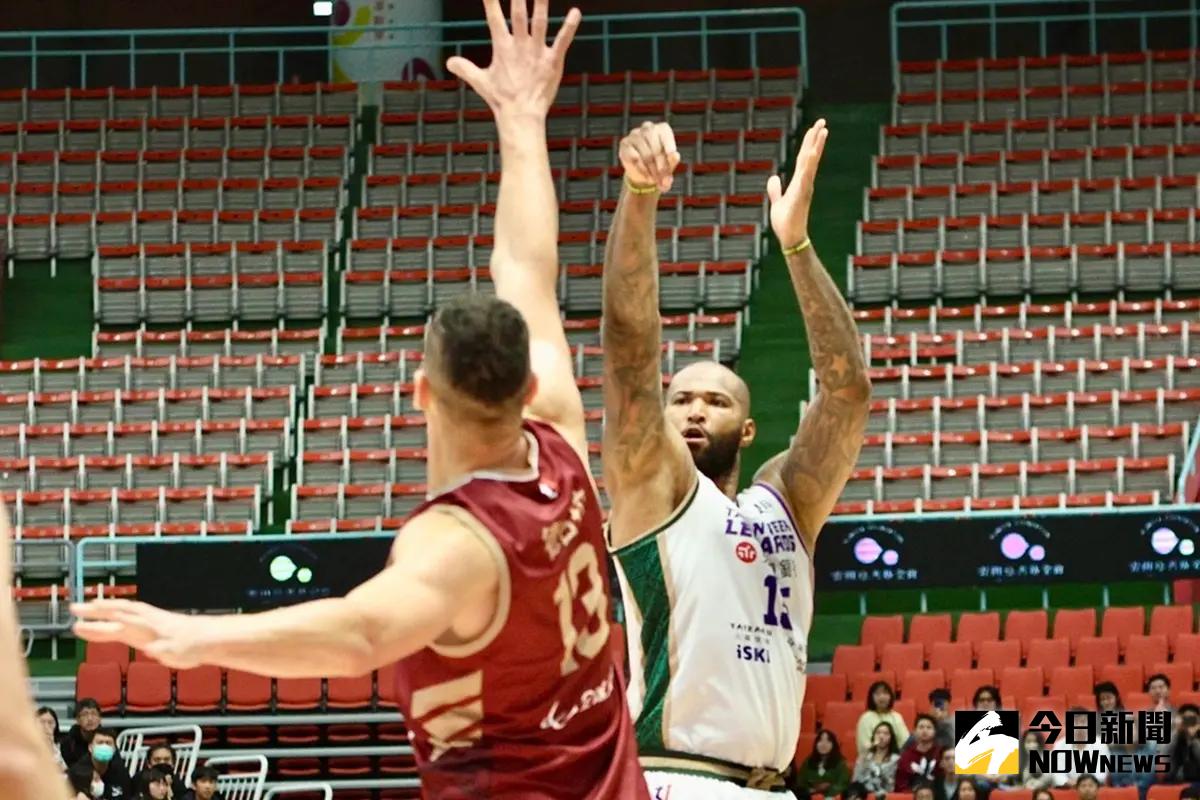 ▲職籃球星林書緯與張宗憲在最新一集網路節目中大談場館體驗，異口同聲地將桃園巨蛋列為「最不喜歡的球場」，林書緯更語出驚人表示該處環境髒亂到「感覺腳會染上什麼病」。（圖／記者陳明中攝）