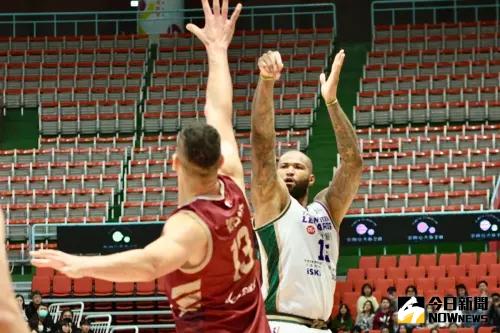 桃園巨蛋被嫌棄髒亂！林書緯不敢洗澡　天花板漏水讓NBA球星傻眼
