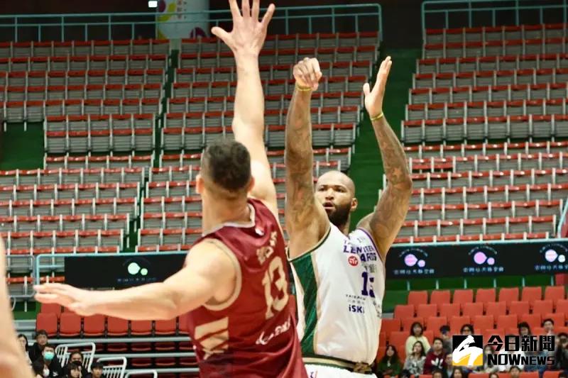 桃園巨蛋被嫌棄髒亂！林書緯不敢洗澡　天花板漏水讓NBA球星傻眼