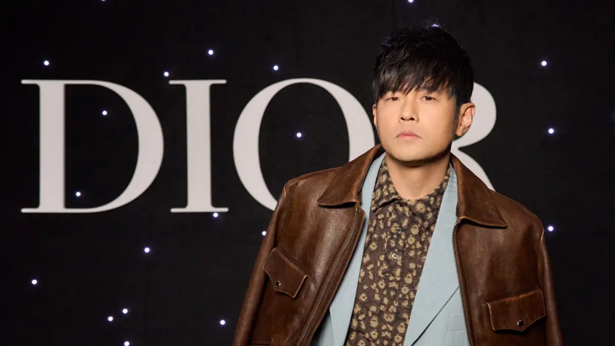 ▲周杰倫又多一個知名品牌全球代言人的身分，出席冬季巴黎時裝周，不僅老態全消，還驚喜回春20幾歲。（圖／業者提供）