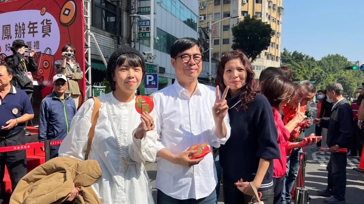 ▲高雄龍年小紅包今天在三鳳中街首發，跟市長陳其邁與領紅包民眾開心合影。（圖／高市府提供）