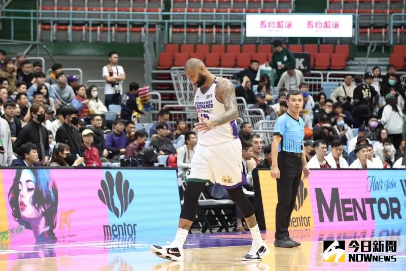 ▲前NBA球星「表弟」卡森斯（DeMarcuis Cousins）今（20）日在桃園巨蛋進行生涯在T1台啤雲豹隊的首戰，這一場比賽卡森斯上場28分鐘，得到13分10籃板。（圖／記者陳明中攝）