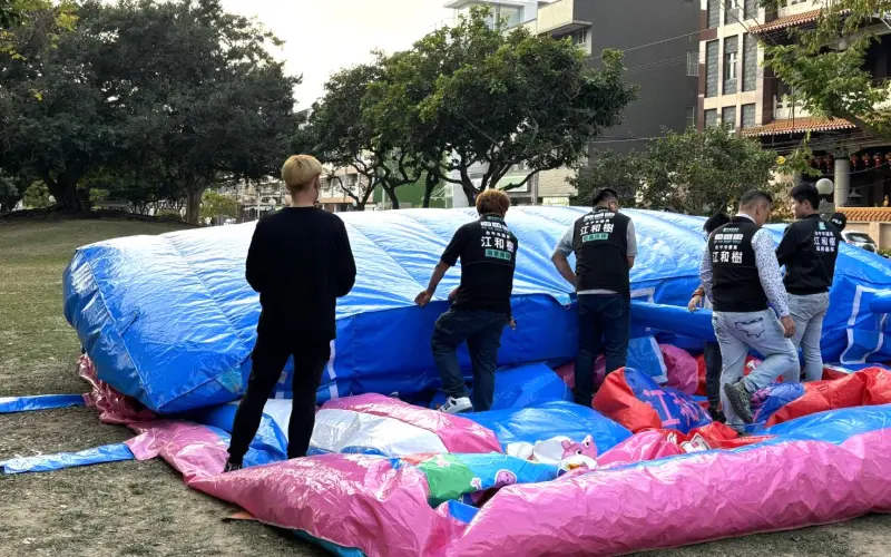 ▲昨天參加訓練營的學員(左一),今天到會場觀摩辦活動的甘苦。(圖/江和樹提供,2024.01.20)