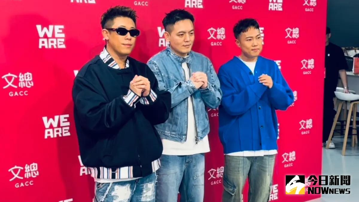 ▲玖壹壹今錄製除夕特別節目，成員洋蔥（右）突然在台上宣布，今年會和女友結婚，曝光婚禮細節。一旁的健志（左）則是汗如雨下，女友幫忙擦汗相當甜蜜。（圖／記者詹鎰睿攝影）