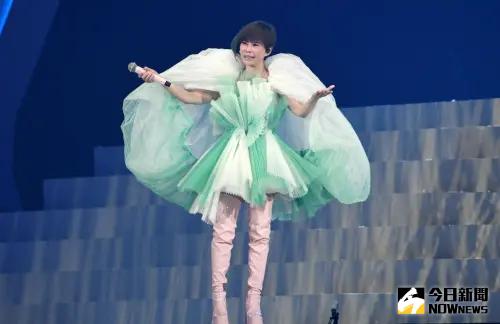 詹雅雯第6度攻蛋,在台北小巨蛋舉行「2024詹雅雯〈春分〉巡迴演唱會-台北場」。(圖/記者林調遜攝) ▲詹雅雯第6度攻蛋,在台北小巨蛋舉行「2024詹雅雯〈春分〉巡迴演唱會-台北場」。(圖/記者林調遜攝)