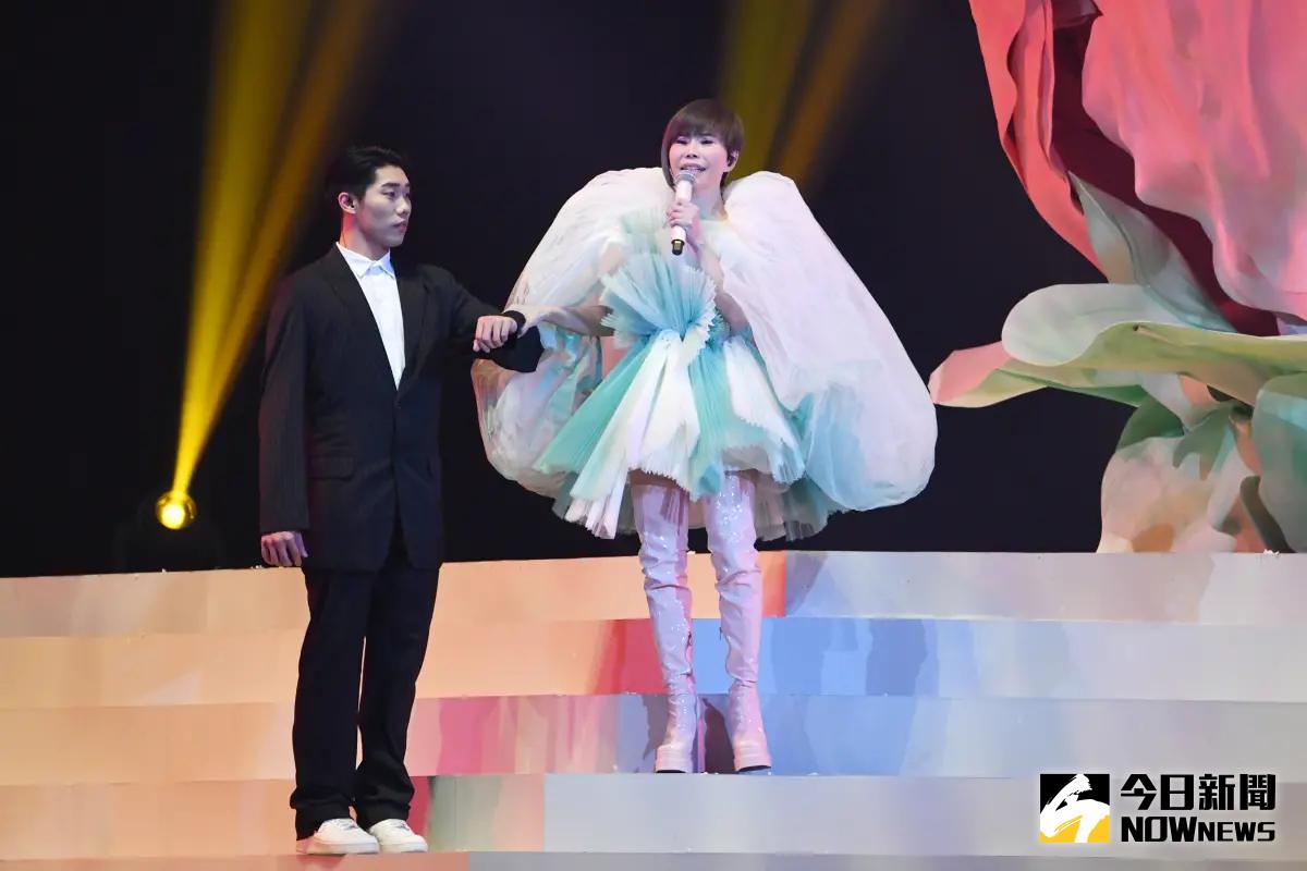 ▲詹雅雯（右）於台北小巨蛋舉行「2024詹雅雯〈春分〉巡迴演唱會-台北場」，在舞台上、下樓梯時都需要人攙扶。（圖／記者林調遜攝）