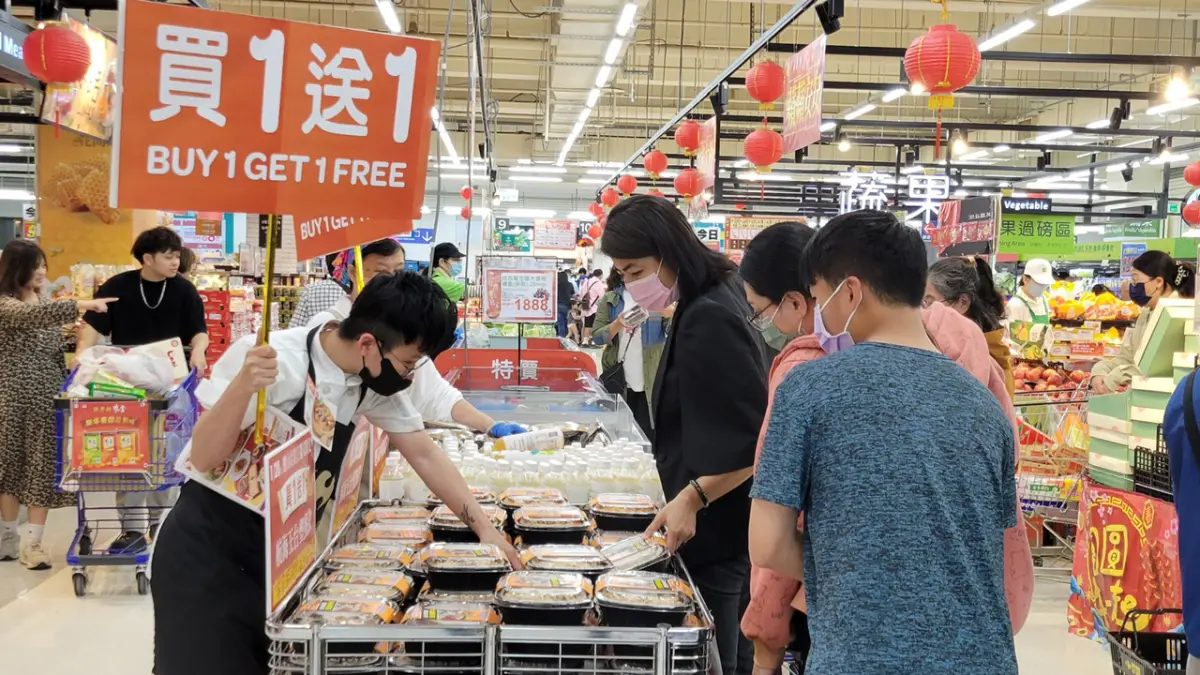 ▲全台通路激省優惠，包括全聯、家樂福、愛買都搶攻年節購買潮，推出滿千回饋百元的活動；好市多則有明蝦、牛小排等澎湃好料最高現折200元。（圖／家樂福提供）