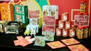 ▲家樂福年菜首攻強打獨家「航海王」龍年版系列IP授權年菜商品與獨家贈品,以航海王動漫角色繪製成龍年版造型,成為年菜新亮點。(圖/家樂福提供) ▲家樂福年菜首攻強打獨家「航海王」龍年版系列IP授權年菜商品與獨家贈品,以航海王動漫角色繪製成龍年版造型,成為年菜新亮點。(圖/家樂福提供)