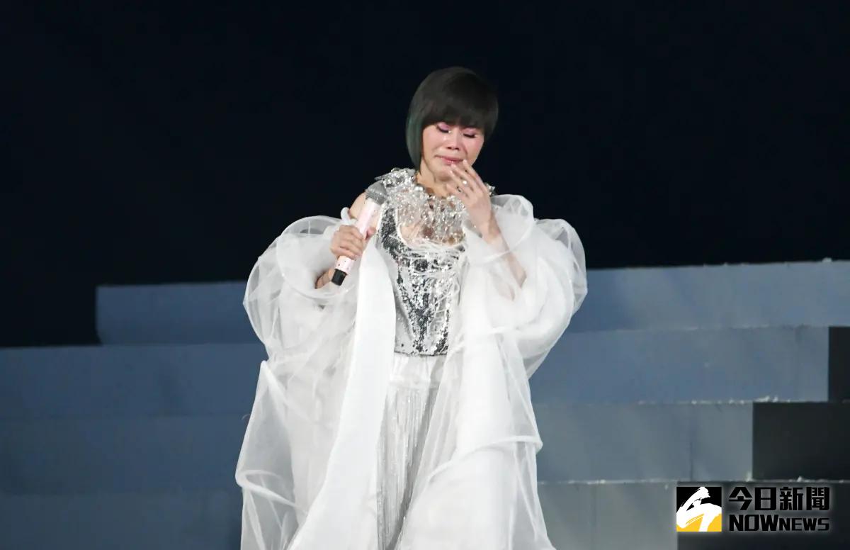 ▲詹雅雯今（20）日在台北小巨蛋開唱時，數度崩潰痛哭。（圖／記者林調遜攝）