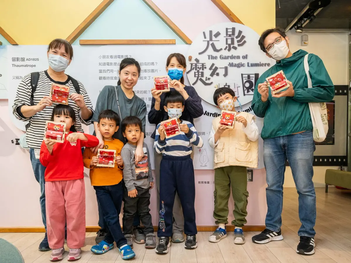 ▲親子教育展「光影魔幻樂園」首場展區導覽及手作課程吸引許多爸媽帶小朋友到電影館。（圖／高雄市電影館提供）