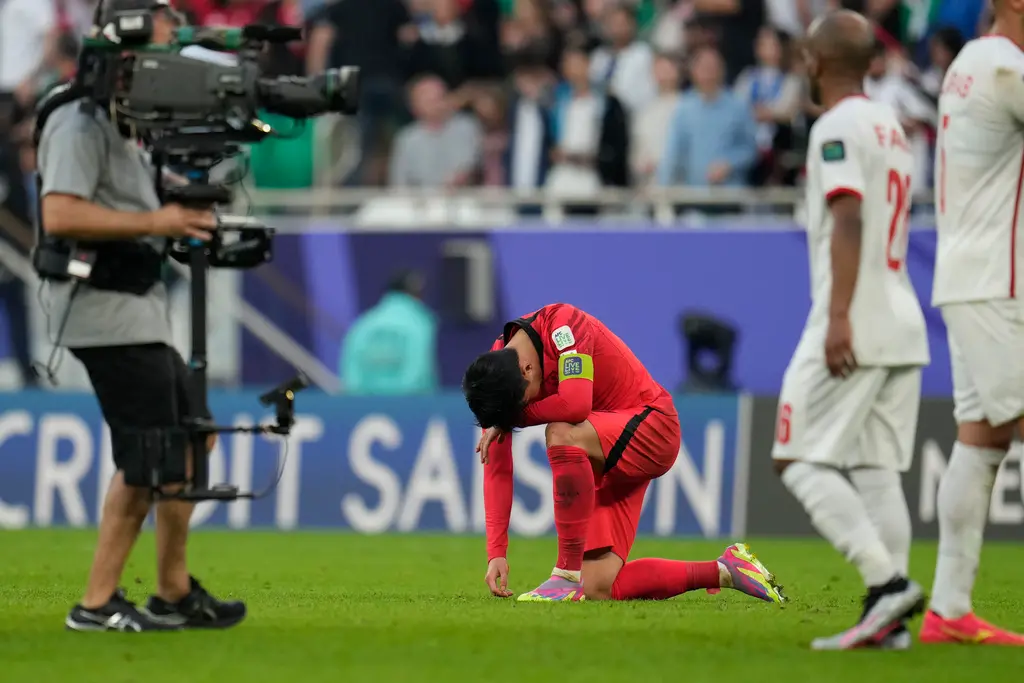 ▲亞洲盃小組賽次輪E組韓國男足2：2踢平約旦，隊長孫興慜跪地不可置信。（圖／美聯社／達志影像）