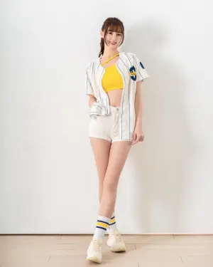 ▲▼短今擁有173公分身高,34E、25、35傲人三圍,受封「極品大隻馬」、「中職啦啦隊小巨人」,個性無厘頭的她是隊上的開心果,近來受邀為知名外送平台拍攝廣告。(圖/翻攝自短今臉書) ▲▼短今擁有173公分身高,34E、25、35傲人三圍,受封「極品大隻馬」、「中職啦啦隊小巨人」,個性無厘頭的她是隊上的開心果,近來受邀為知名外送平台拍攝廣告。(圖/翻攝自短今臉書)
