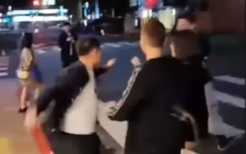 ▲20日網紅Toyz直播時，突然遭「全台最有錢YTR」超哥動手毆打。（圖／取自Toyz直播）