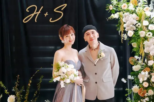 ▲作家H(陳鴻儀)和陳珮甄步上紅毯,甜蜜宣布:「是的,我們結婚了」。(圖/翻攝「作家H」粉專) ▲作家H(陳鴻儀)和陳珮甄步上紅毯,甜蜜宣布:「是的,我們結婚了」。(圖/翻攝「作家H」粉專)