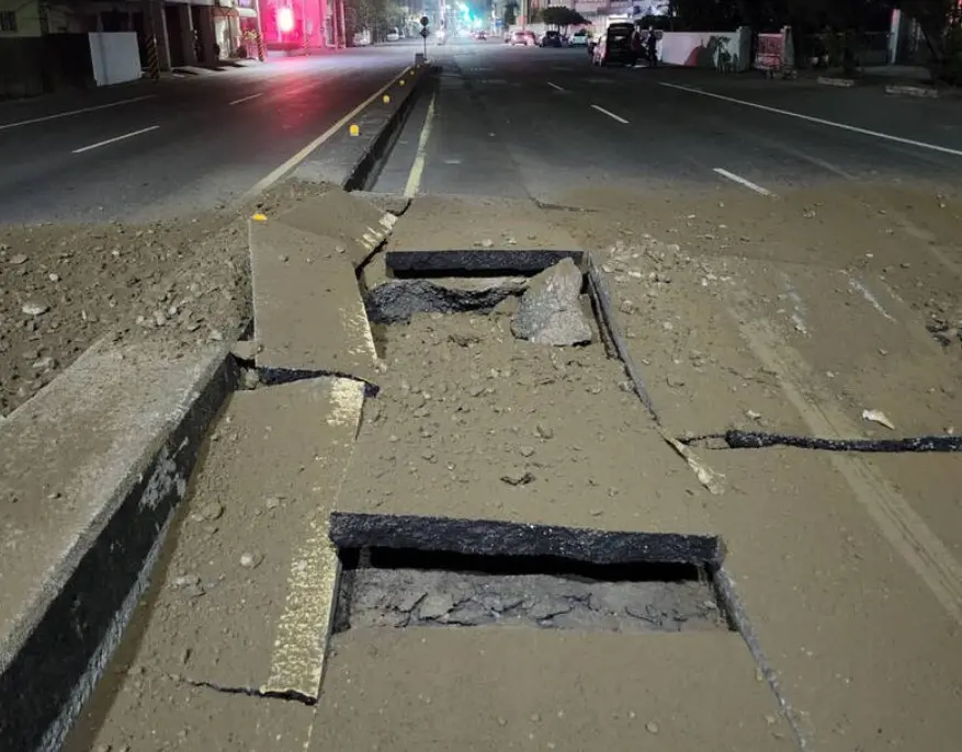 ▲20日晚間，彰化縣田中鎮員集路一段，突然發生路面氣爆事件，警消獲報後隨即進行交通管制，初步調查，疑為瓦斯公司進行管線高壓測試而發生氣爆。（圖／民眾提供）