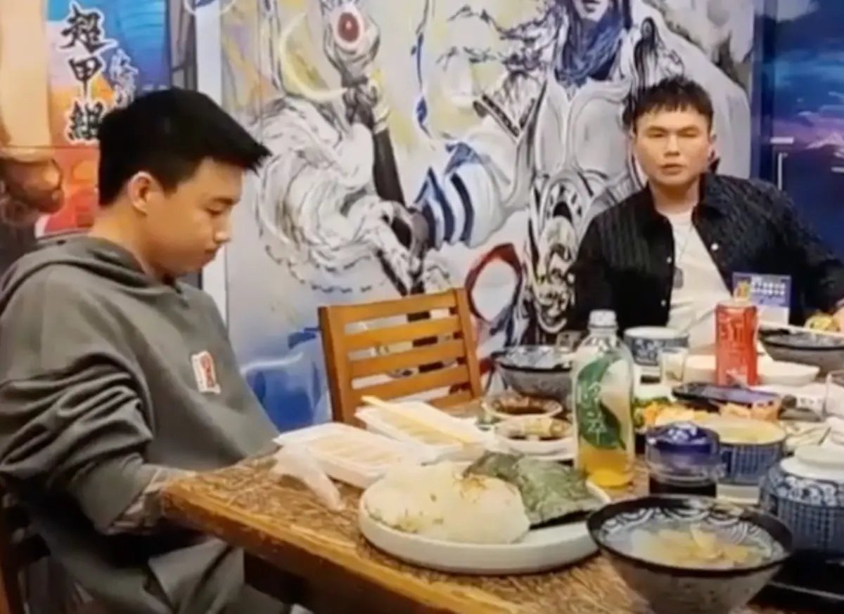 ▲超哥親臨Toyz直播現場，期間招待了許多自家餐廳的食物，而兩人本來在店內氣氛還不錯講到破局，隨後超哥暴打Toyz。（圖/Toyz直播）