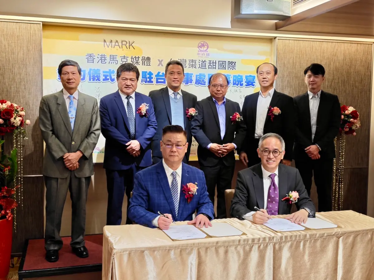 ▲台中伴手禮業者與港媒簽約合作，前排右為馬克媒體黃家賢社長、前排左為棗道甜董事長陳世銓進行簽約。（圖／主辦單位提供）