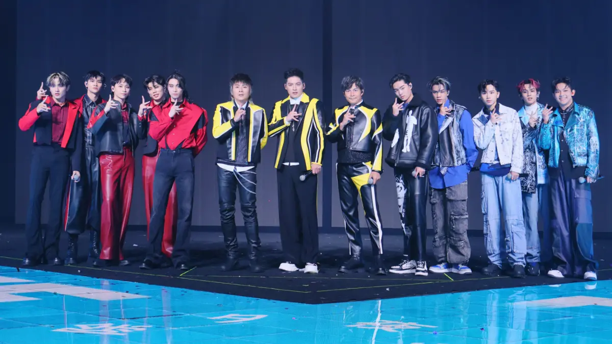 ▲5566（黃衣）與FEniX（紅衣）、AcQUA源少年（藍衣）組成除夕限定團體，大跳〈放手〉致敬Energy，也回憶當年兩團競爭的內幕。（圖／文化總會提供）