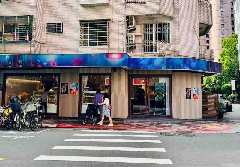 ▲網紅超哥開的「超甲組海鮮丼飯」位於台北市大安區，日前因為Toyz到場用餐點評，引超哥不滿爆發衝突。（圖/超甲組海鮮丼飯Google評價）