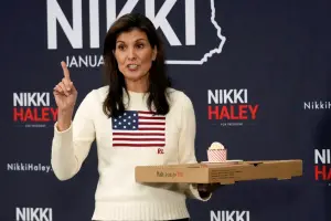 ▲前美國駐聯合國大使海利被川普錯當成民主黨前眾議院議長裴洛西。(圖/美聯社/達志影像) ▲前美國駐聯合國大使海利被川普錯當成民主黨前眾議院議長裴洛西。(圖/美聯社/達志影像)