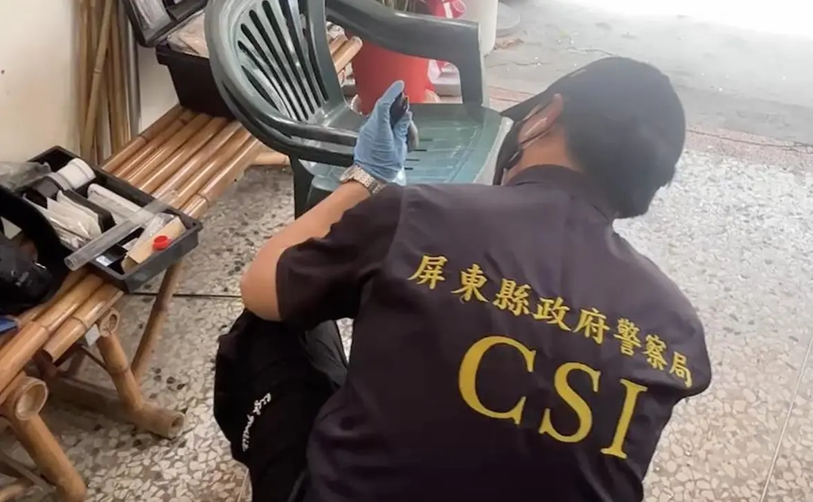 ▲今（21）日順利連任的立委鍾佳濱服務處，傳出遭不明人士闖入，大肆破壞，連花盆都被砸毀。（圖／翻攝畫面）