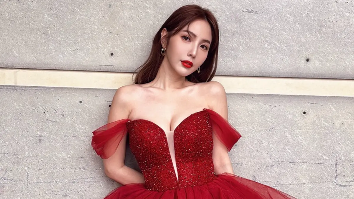 ▲美女主播朱琦郁今年狂接10場尾牙，主持功力備受青睞，誠意滿滿的她特別換上低胸戰袍，更被企業主、廠商大讚是「最佳控場救星」。（圖／朱琦郁臉書）