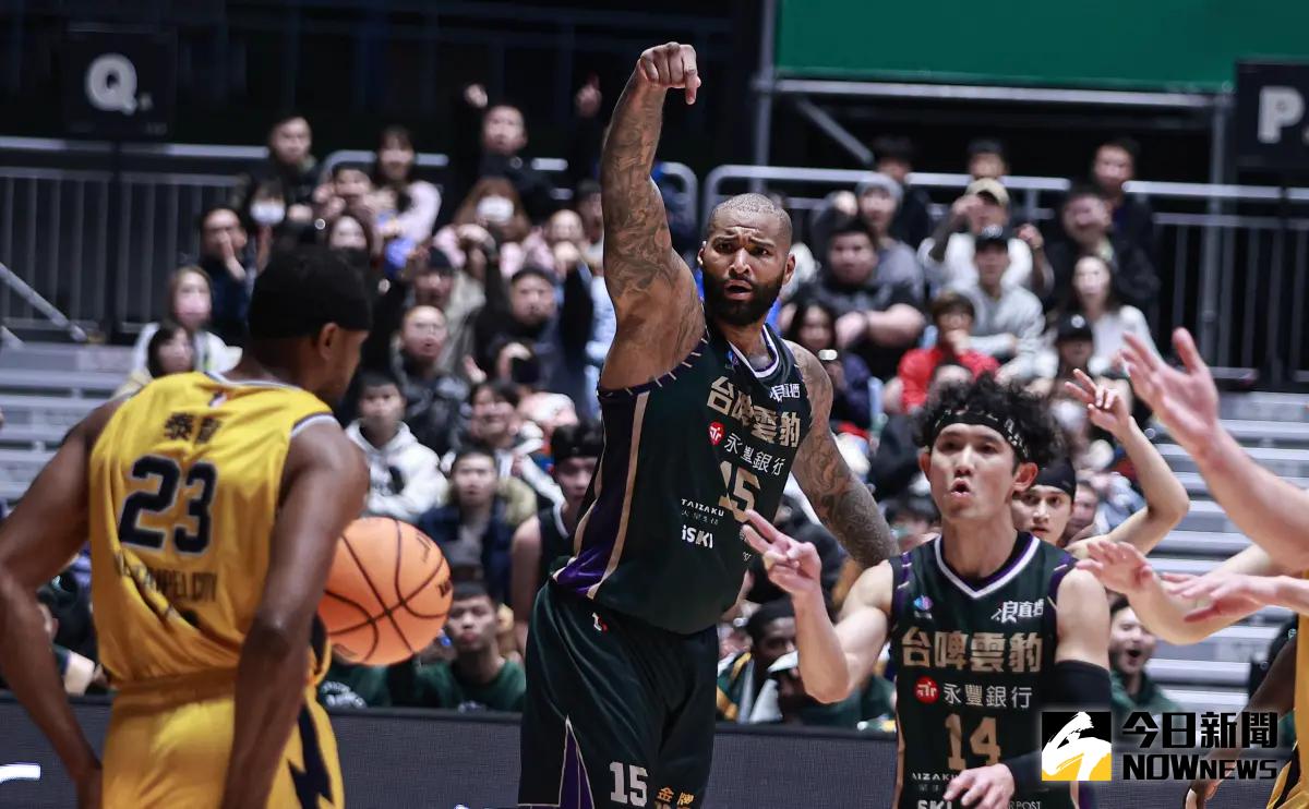 ▲台啤永豐雲豹洋將卡森斯（中）快攻出球能力佳，得到隊友蔣淯安（右）的稱讚。（圖／記者葉政勳攝 , 2024.01.21）