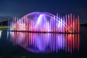 ▲嘉義「蘭潭風景區」的水舞秀演出去年暑假回歸，是國內最大最大型的常設性音樂噴泉演出設施，相當漂亮。（圖/嘉義市政府提供）