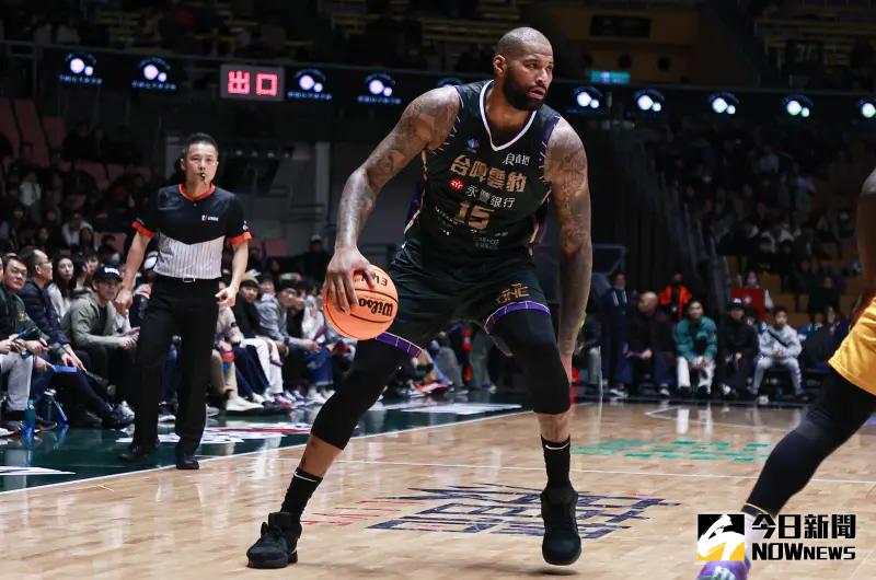 ▲前NBA球星「表弟」卡森斯（DeMarcus Cousins）來台打球，加盟T1聯盟桃園台啤永豐雲豹，展現NBA水準球技。（圖／記者葉政勳攝 , 2024.01.21）