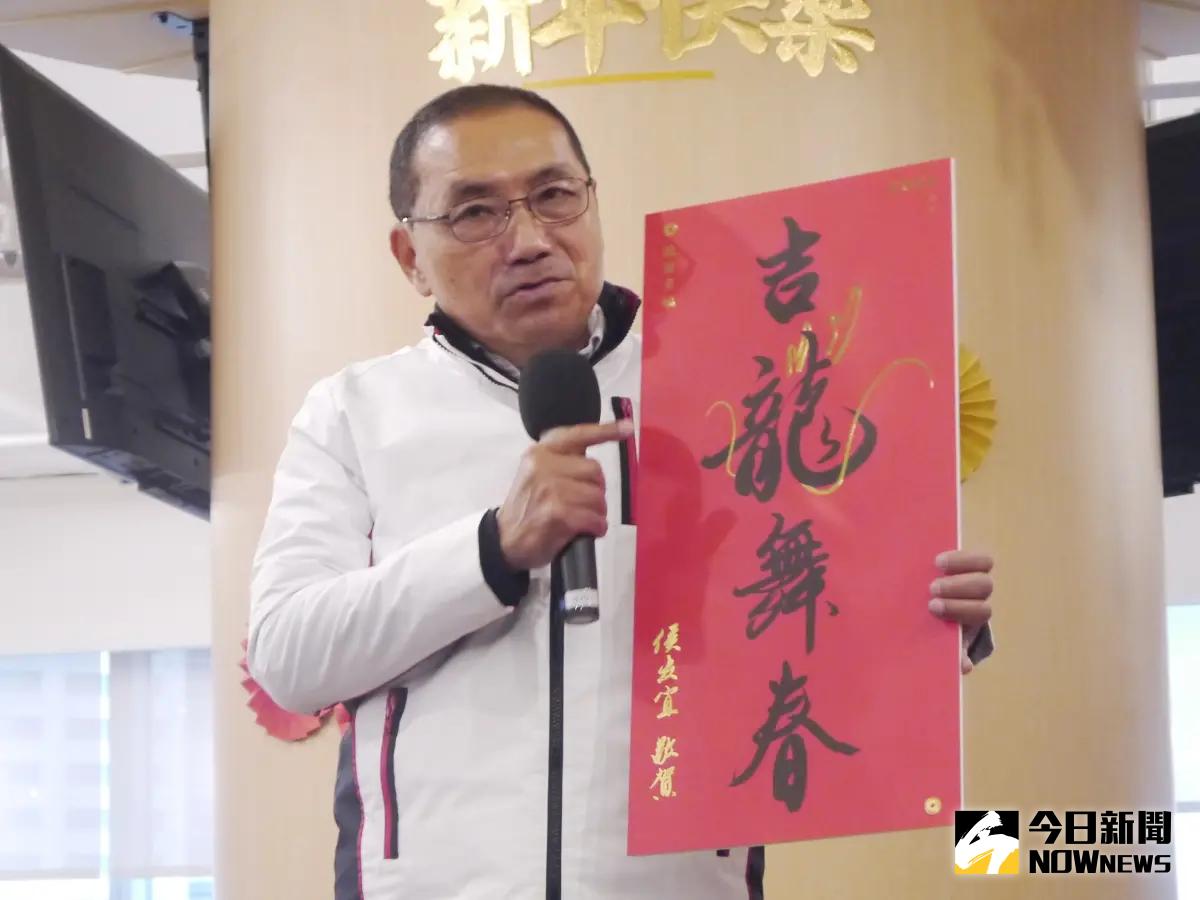 ▲侯友宜公布新北市2024「吉龍舞春」春聯款式及意涵。（圖 ／記者吳嘉億攝，2024.01.22）