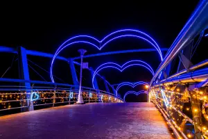 ▲枋寮漁港的浪漫愛情橋，入口處則有心型燈飾作品，傳遞著甜蜜的心。（圖／屏東縣府提供）