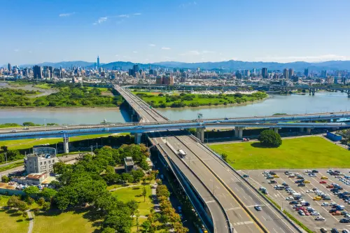 ▲一橋之隔的區段優勢，使江翠北側重劃區成了台北市移居的熱門泊點。（圖／品牌提供）