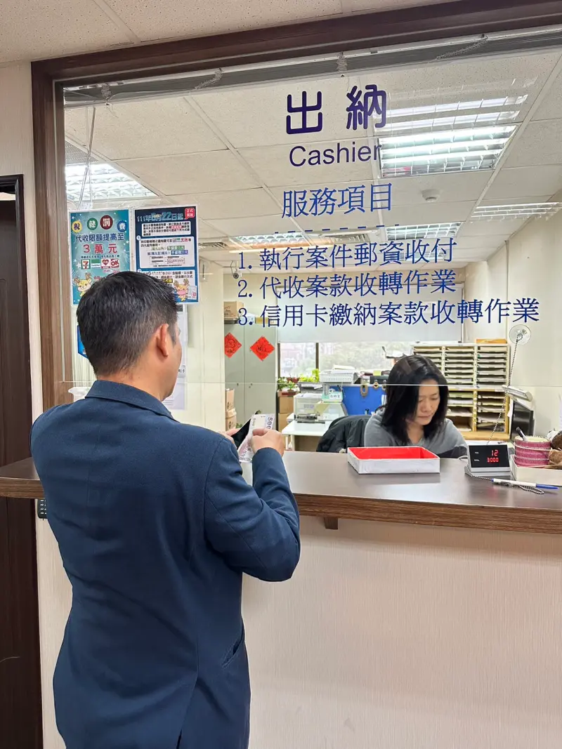 ▲台北市方男搭車到台北分署繳納分期的酒駕罰鍰(圖/行政執行署台北分署提供)