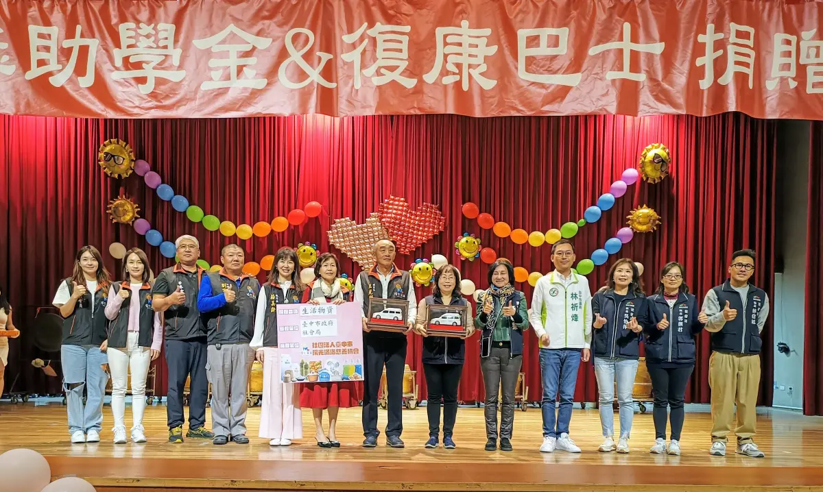 ▲社團法人台中市陽光滿滿慈善協會捐贈台中市政府社會局復康巴士(圖／社會局提供2024.1.22)