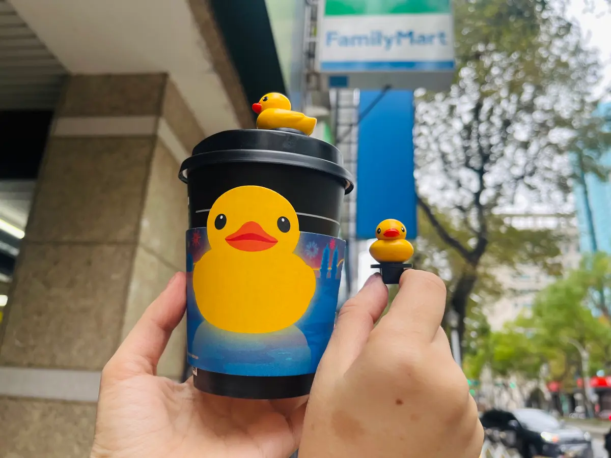 ▲全家推出黃色小鴨杯塞、小鴨杯套，開賣不到一週幾乎搶空，更有黃牛轉手要賣350元。（圖／業者提供）