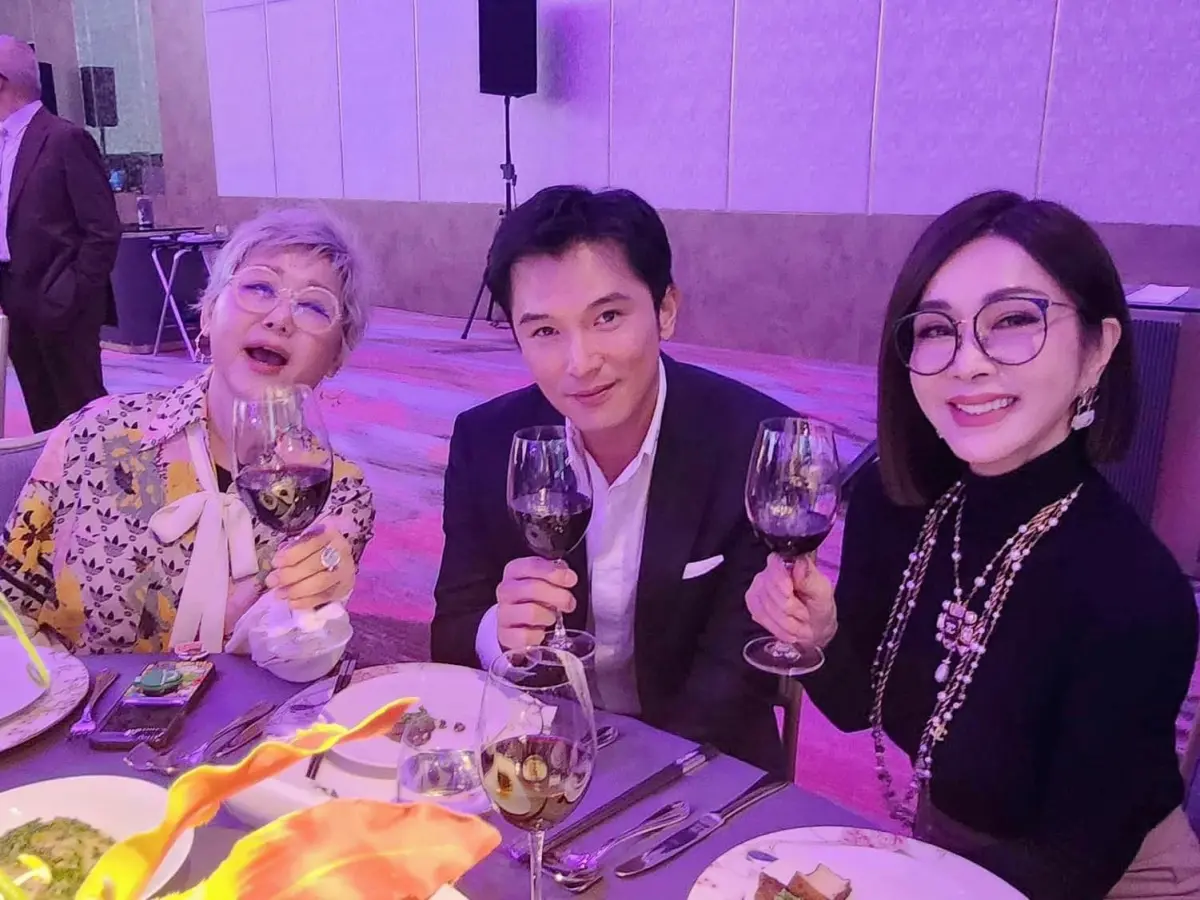 ▲藍心湄（左起）、邱澤、陳美鳳都是這場婚禮的座上賓，邱澤太帥大家都搶著與他合照。（圖／陳美鳳臉書）