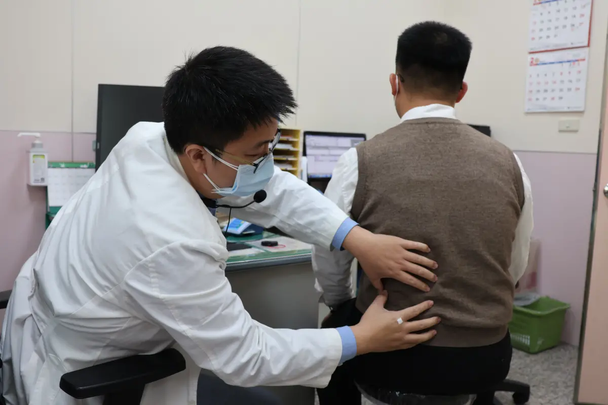 ▲患者腰痛誤以為是腰椎壓迫，檢查才發現是腰大肌膿瘍(圖／醫院提供2024.1.22) 