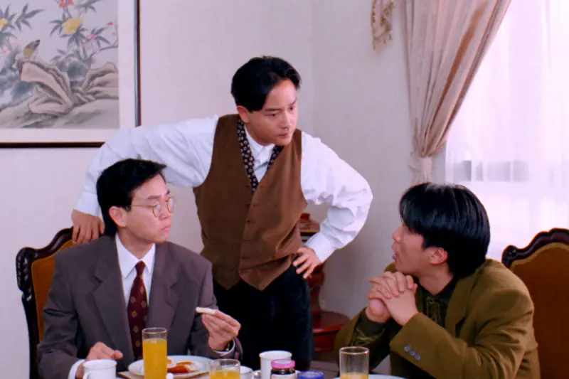 ▲黃百鳴（左起）、張國榮、周星馳在《家有囍事》中演出「常家三兄弟」。（圖／采昌）