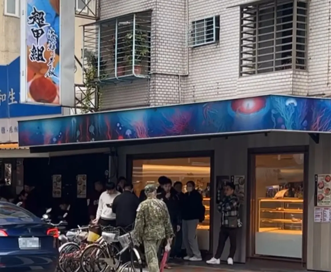 ▲今（22）日下午有部落客在大安區直擊「超甲組海鮮丼飯」店門口的人潮，不禁直呼：5萬值了。（圖／取自「食界奇觀：在踩雷與摘星之間」臉書）