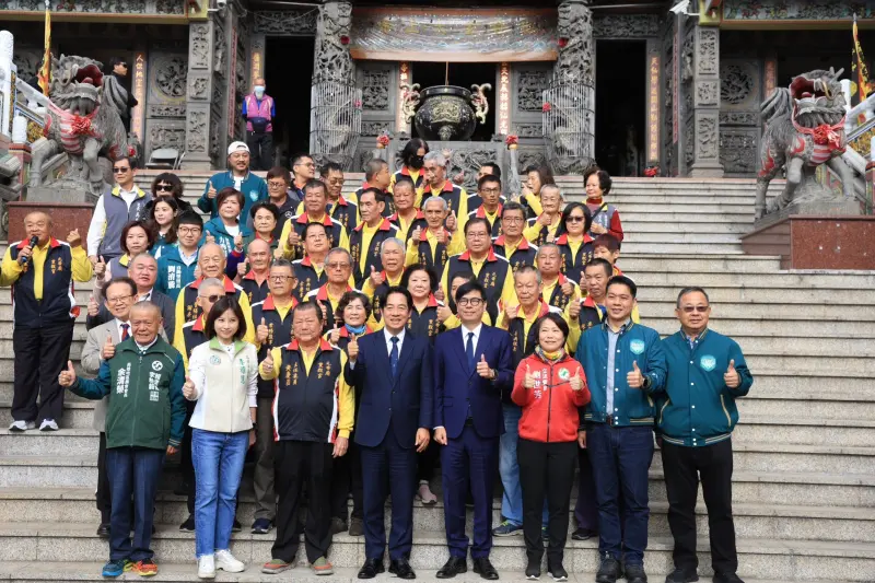 ▲民進黨總統當選人賴清德今(22)日展開感恩謝票行程，首站即與高雄市長陳其邁、準新科立委李柏毅到左營廟東里的元帝廟進行參香祈福。(圖／翻攝畫面)