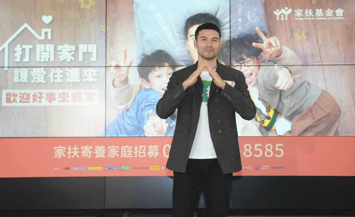 ▲鳳小岳在公益微電影與童星謝以樂合作，笑說「以後交給他」。（圖／家扶基金會提供）