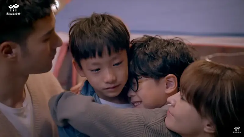 ▲鳳小岳（左起）、謝以樂、陳慕帆、張榕容在公益微電影《家。讓好事發生》飾演一家人。（圖／翻攝YouTube）