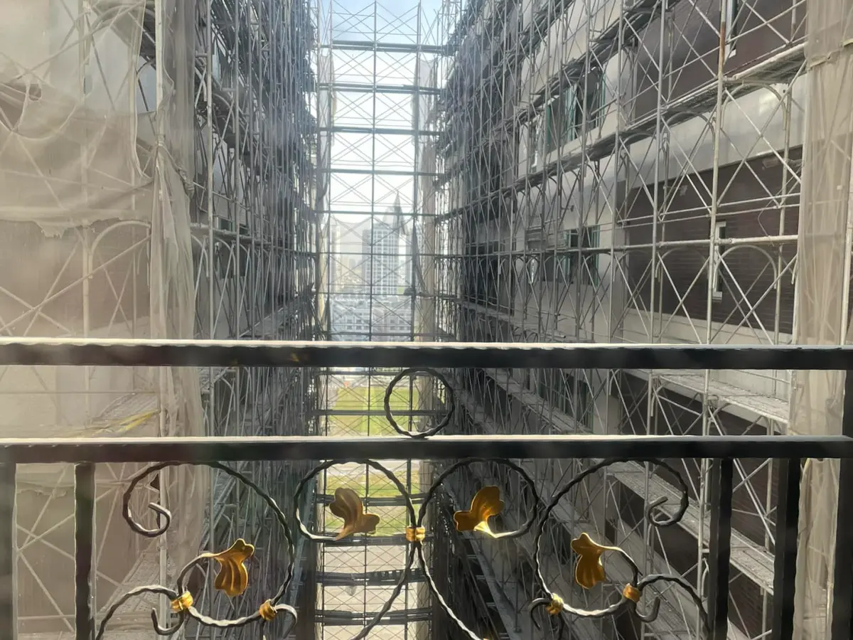 ▲從陽台往外看，正方正是兩棟興建大樓中形成的間隙，疑是風水中的「天斬煞」。（圖／翻攝買房知識家 A你的Q臉書）