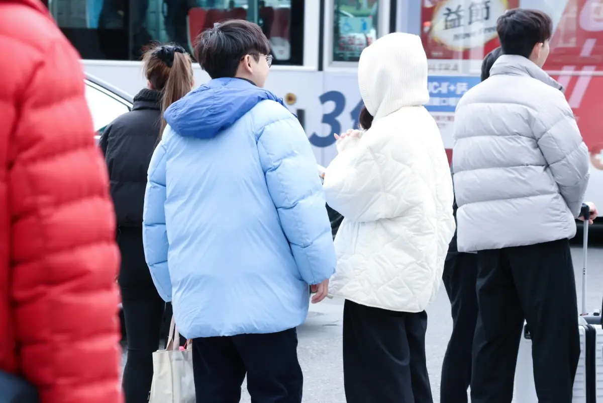 ▲入冬首波強烈大陸冷氣團逐漸靠近，週末到週一清晨加上輻射冷卻影響，感受上冷到像是寒流。（圖／記者陳明安攝）