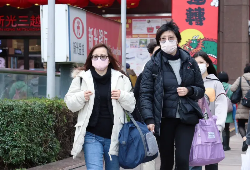 ▲今日白天強烈大陸冷氣團逐漸減弱，早晚溫差飆破10度，記得留意保暖，「今天天氣、明天天氣」一文快速看懂。（圖／記者陳明安攝）