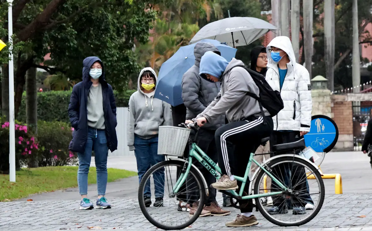 ▲寒流影響趨緩，不過回溫的情況在未來3天並不明顯，北台灣仍是整天偏涼，低溫落在攝氏10至12度。（圖／記者陳明安攝）